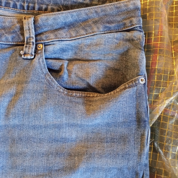 Lucky Brand Cropped Jeans - Picture 4 of 15